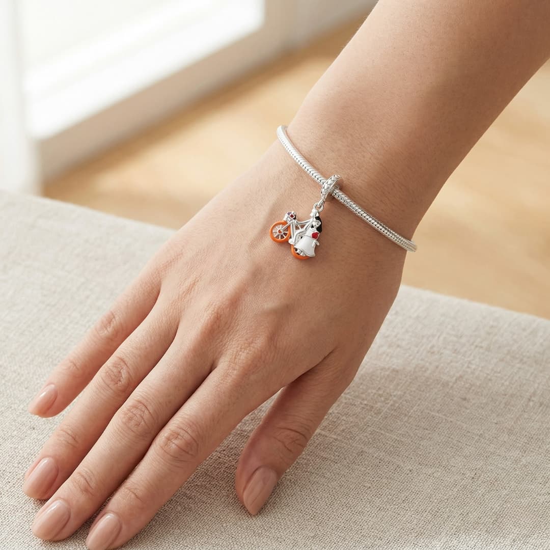 Charm Pareja en Bicicleta