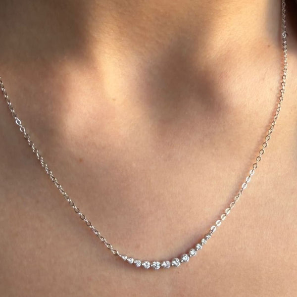 Collar de Circones Plateado Elegante, Acabado en Rodio