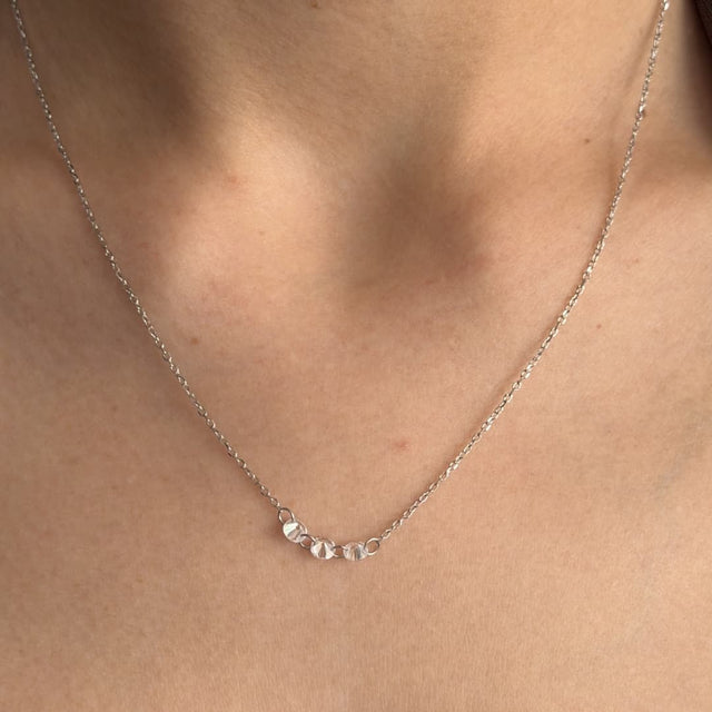 Collar de Plata Minimalista con Cristales, Acabado en Rodio