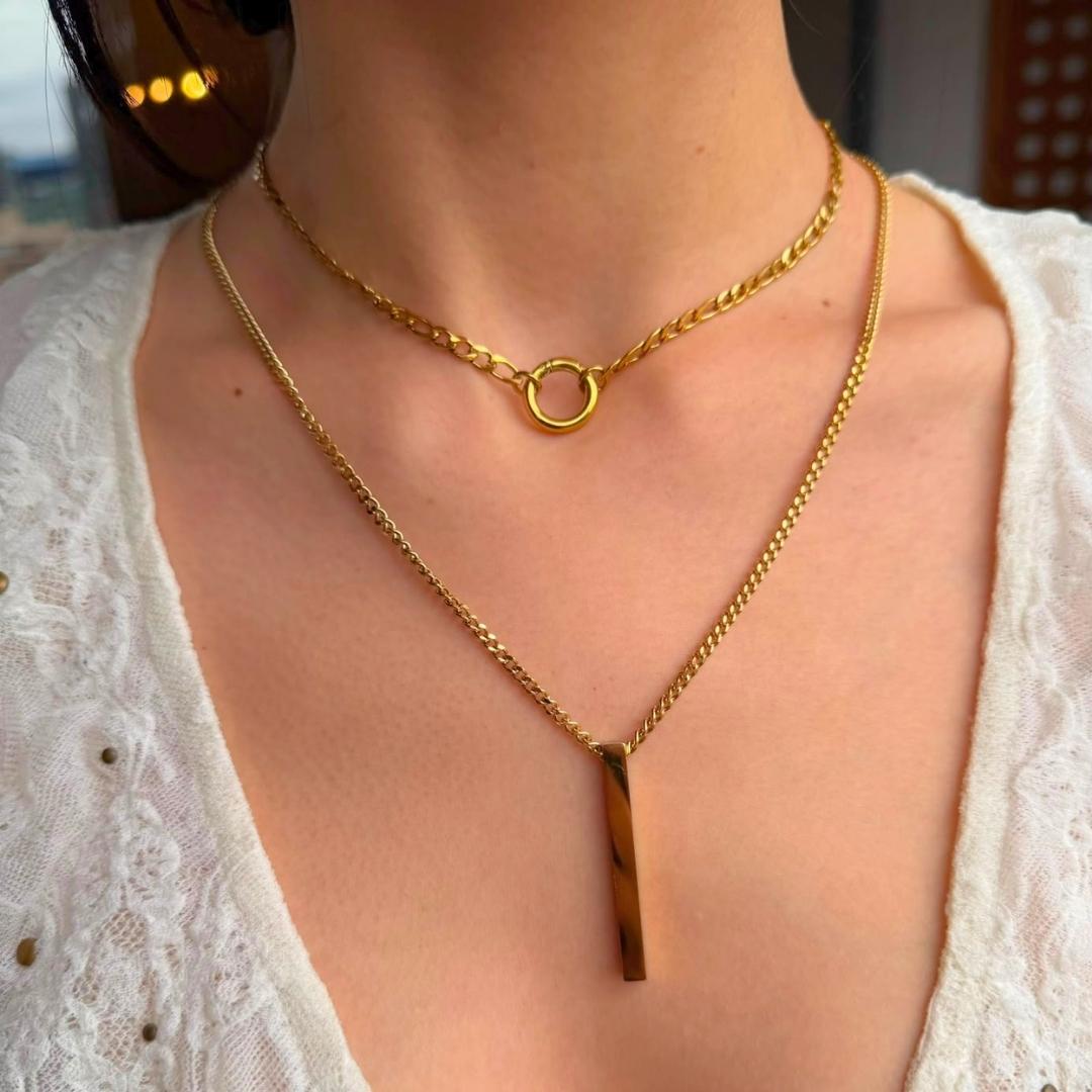 Collar rectangular bañado en oro