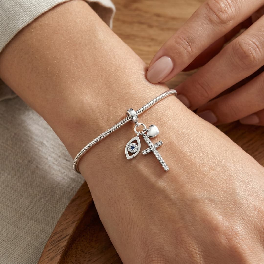 Charm Cruz con Brillos y Ojo Turco