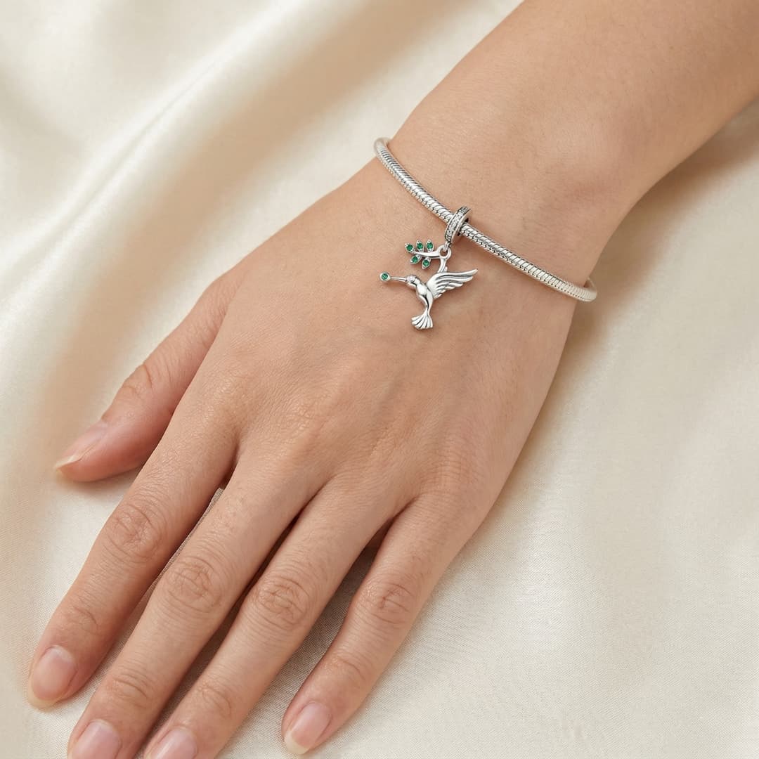 Charm Colibrí Plateado con Rama