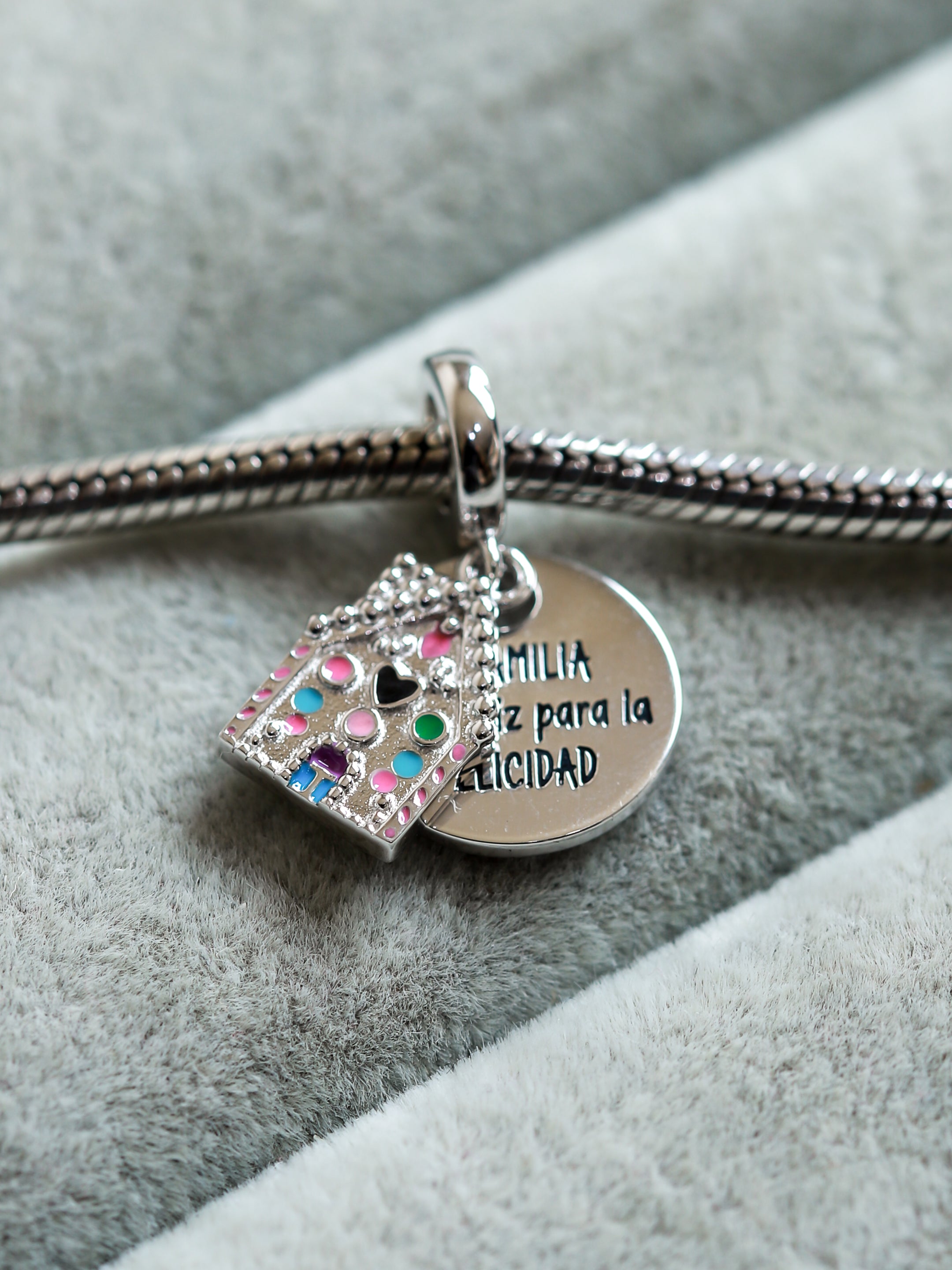 Charm La Familia es la raíz para la felicidad