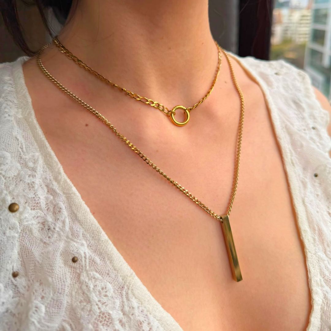 Collar rectangular bañado en oro