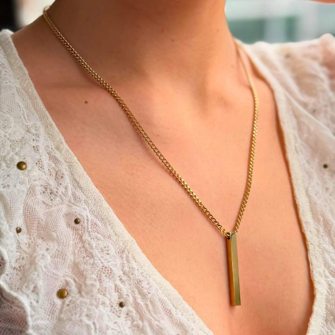 Collar rectangular bañado en oro