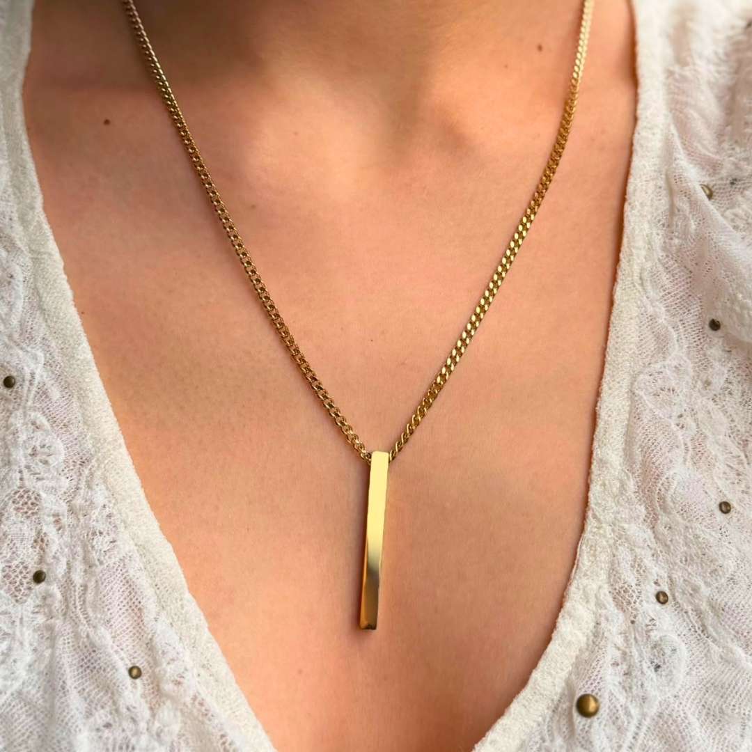 Collar rectangular bañado en oro