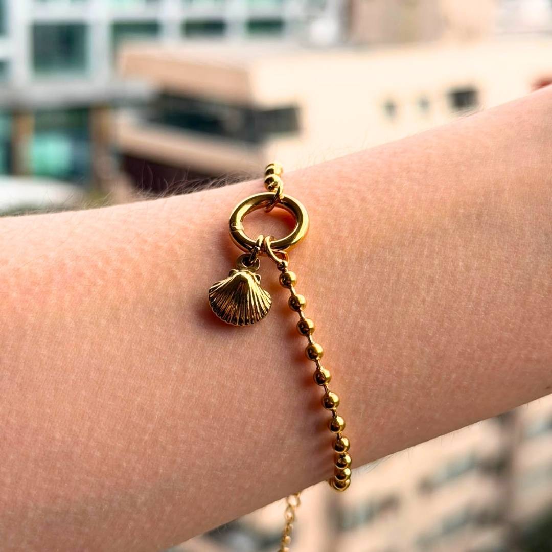 Charm mini concha dorada