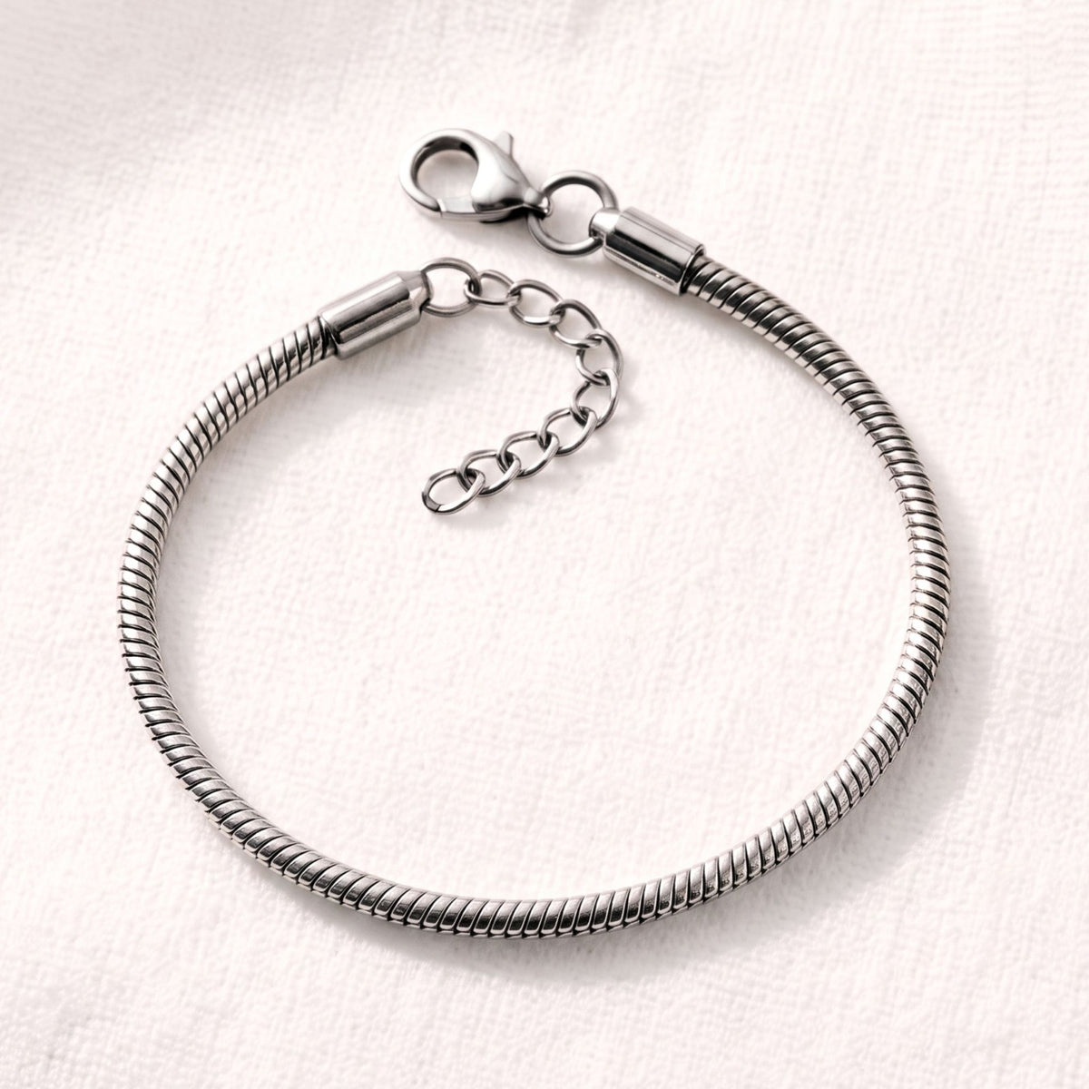 Pulsera flexible plateada ajustable (REGALO)